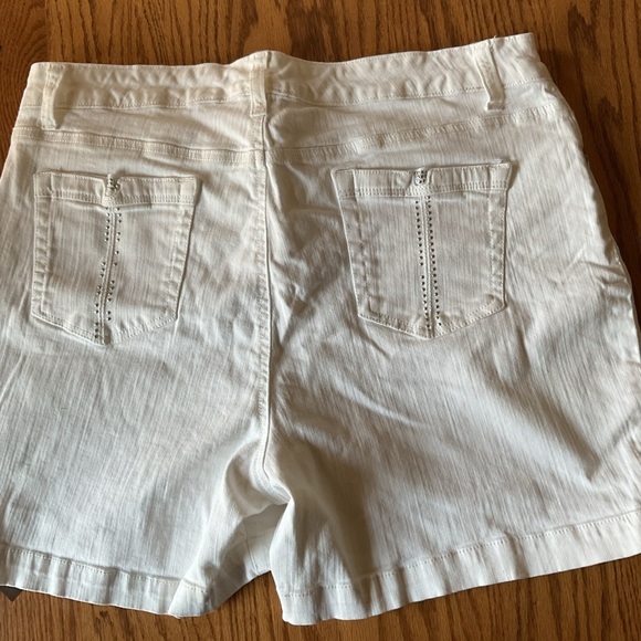 Bandolino Pants - Bandolino Mandie Elegant White Women's Shorts. Size 16